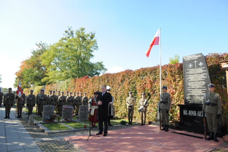 Pierwsza rocznica odsłonięcia pomnika „Dla nich” na Powązkach Wojskowych