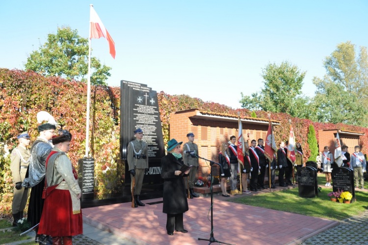 Pierwsza rocznica odsłonięcia pomnika „Dla nich” na Powązkach Wojskowych