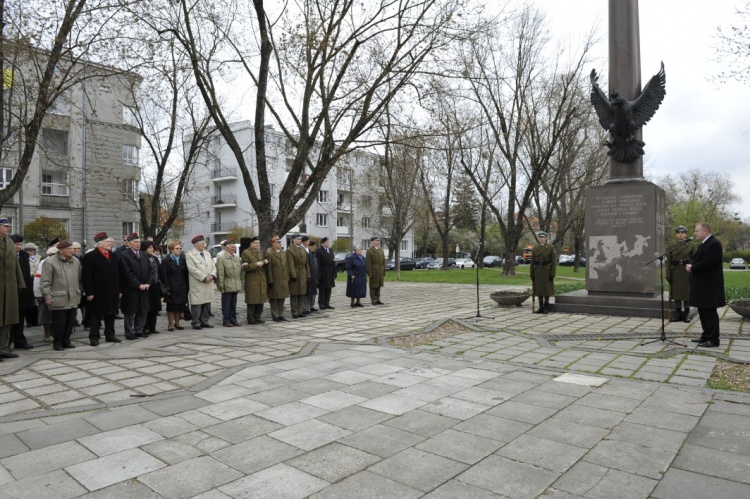 Uroczystość przed pomnikiem 1. Dywizji Pancernej