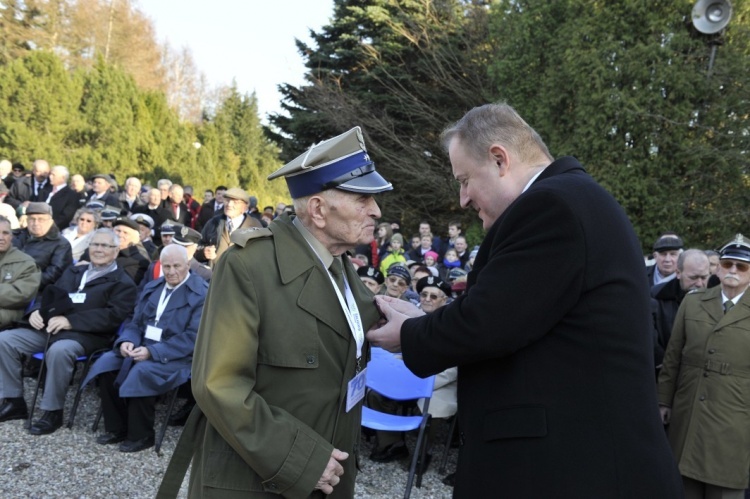 Oddano hołd poległym w bitwie o Kołobrzeg na Cmentarzu Wojennym w Zieleniewie
