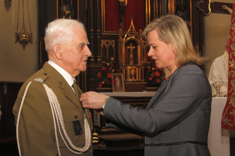 Krzyż Oficerski Orderu Odrodzenia Polski dla 100-letniego kombatanta Pana Stanisława Sierawskiego