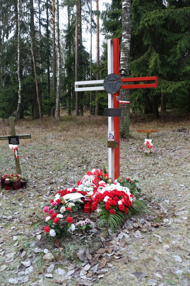 Oddanie hołdu polskim ofiarom stalinowskich represji, pochowanym w Kuropatach