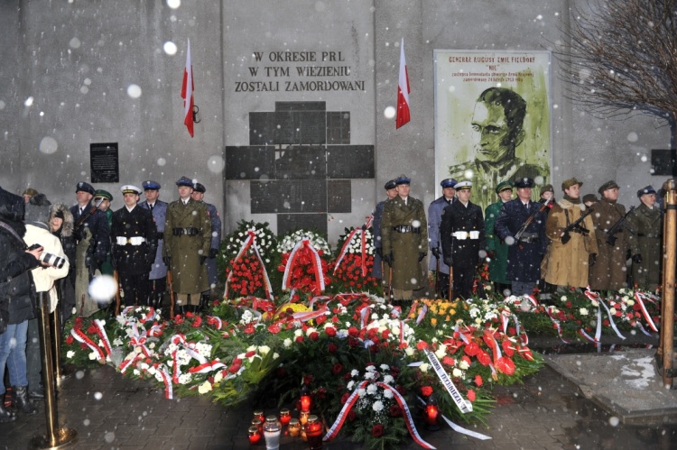 Uroczystość ku czci Żołnierzy Niezłomnych przed byłym aresztem MBP na Rakowieckiej w Warszawie