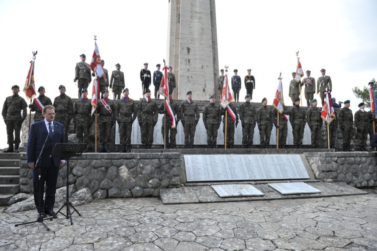 Capstrzyk przy pomniku 3. Dywizji Strzelców Karpackich