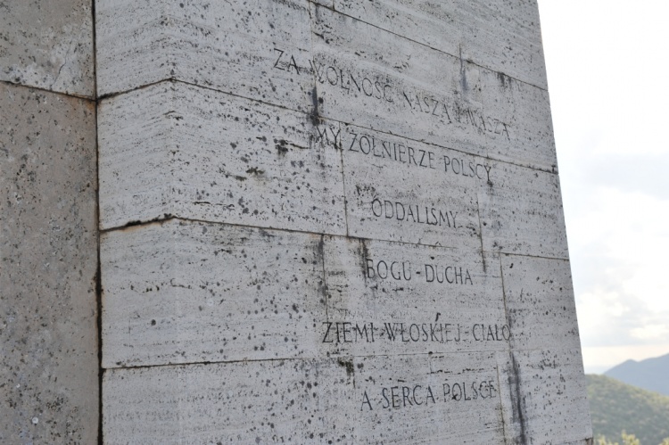 Capstrzyk przy pomniku 3. Dywizji Strzelców Karpackich