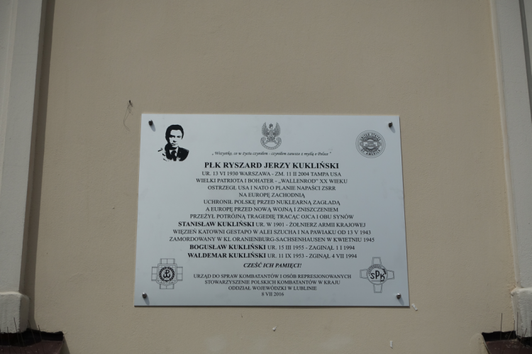Odsłonięcie tablicy poświęconej płk. Ryszardowi Kuklińskiemu
